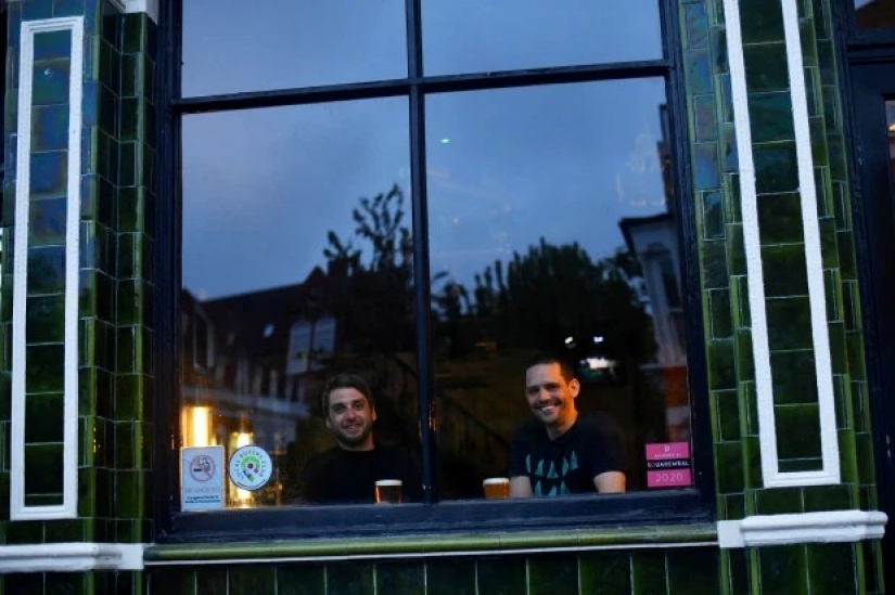 How are the everyday life of two friends-the British, who have isolated themselves in the pub How are the everyday life of two friends-the British, who have isolated themselves in the pub