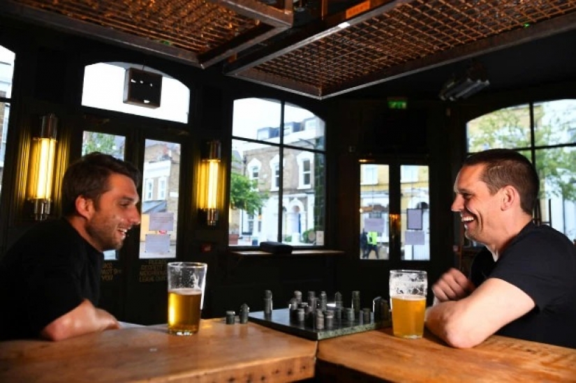How are the everyday life of two friends-the British, who have isolated themselves in the pub How are the everyday life of two friends-the British, who have isolated themselves in the pub
