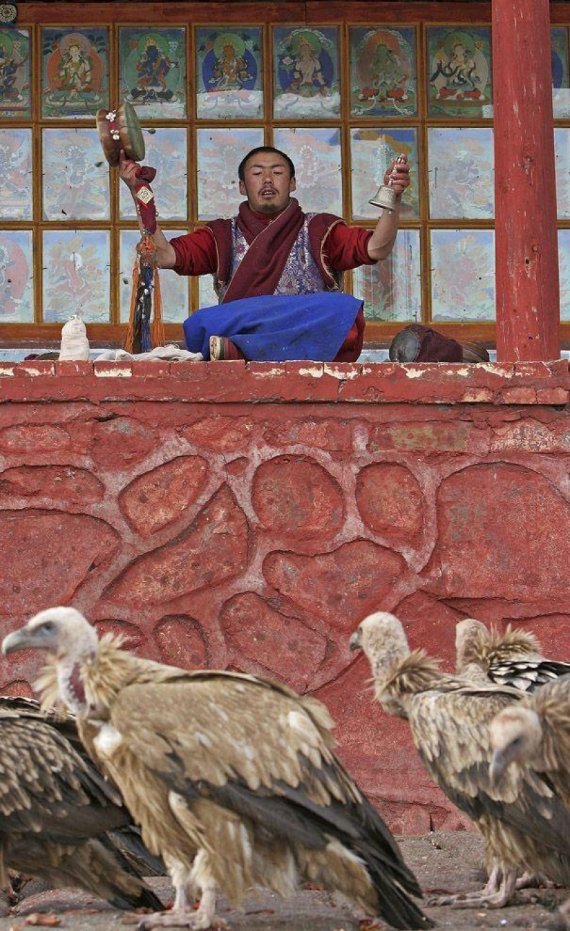 How is "sky burial" in Tibet How is "sky burial" in Tibet