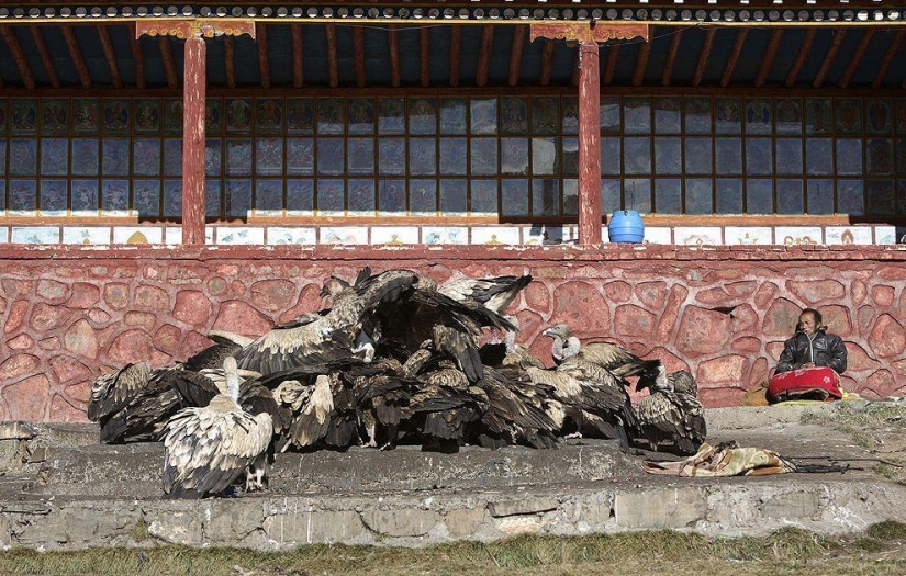 How is "sky burial" in Tibet How is "sky burial" in Tibet
