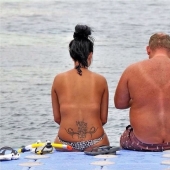 I lie on the beach: terribly beautiful vacationers, which can be found on any beach