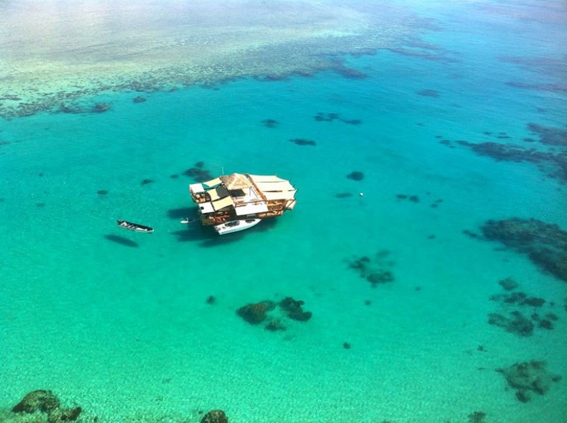 Impresionante barra flotante en Fiji