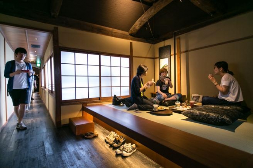 In the three hundred year old Japanese house was opened the most picturesque Starbucks in the world In the three hundred year old Japanese house was opened the most picturesque Starbucks in the world