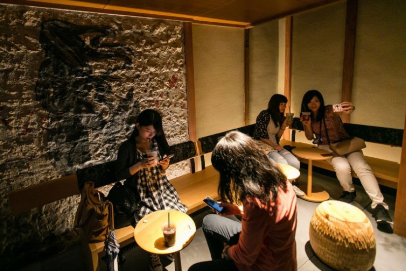 In the three hundred year old Japanese house was opened the most picturesque Starbucks in the world In the three hundred year old Japanese house was opened the most picturesque Starbucks in the world