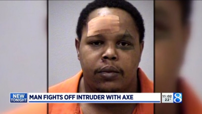 In the United States roleplayer fought battle axe from broke into the house armed criminal