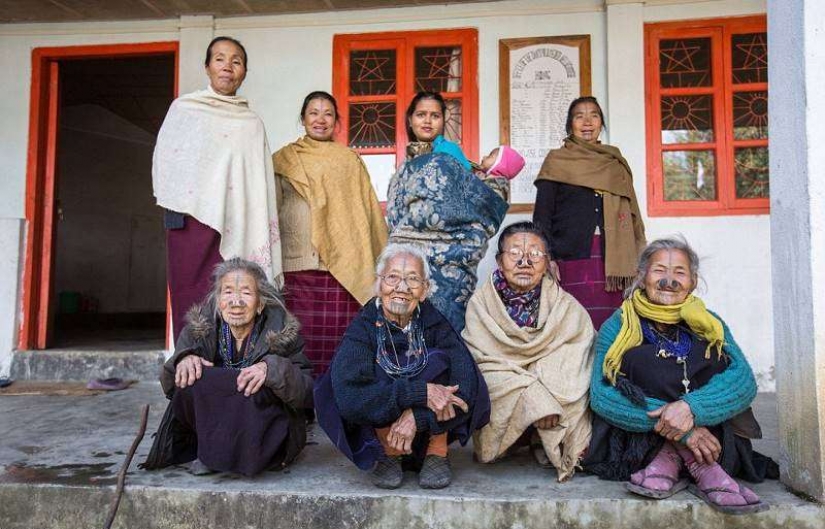 Increíble costumbres de la tribu, donde las mujeres tienen que usar tubos en su nariz