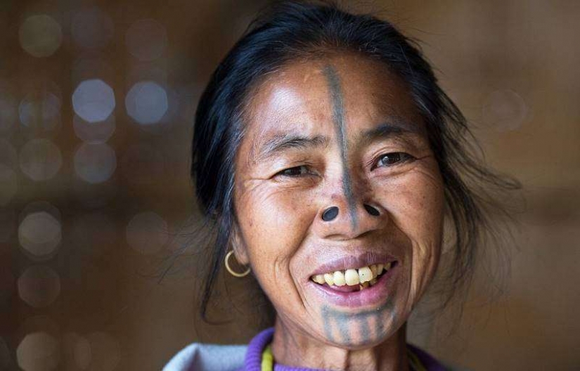 Increíble costumbres de la tribu, donde las mujeres tienen que usar tubos en su nariz