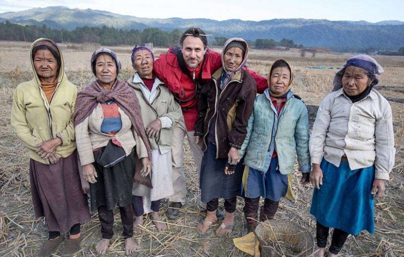 Increíble costumbres de la tribu, donde las mujeres tienen que usar tubos en su nariz