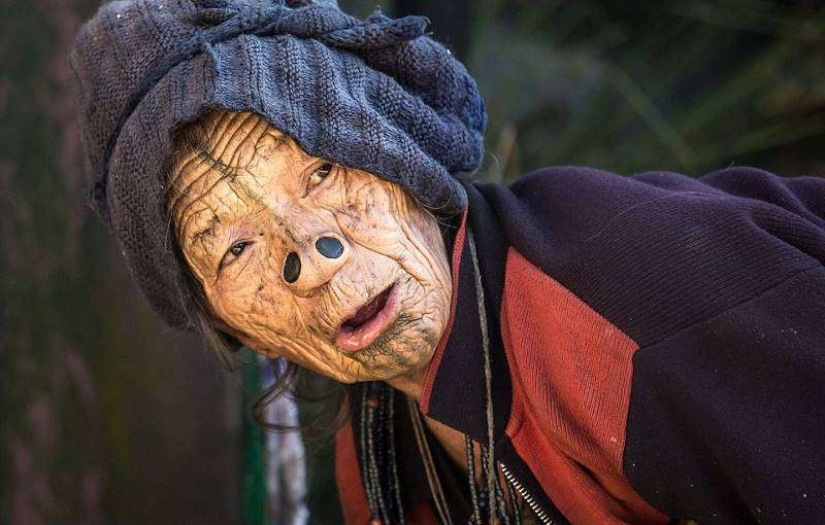 Increíble costumbres de la tribu, donde las mujeres tienen que usar tubos en su nariz