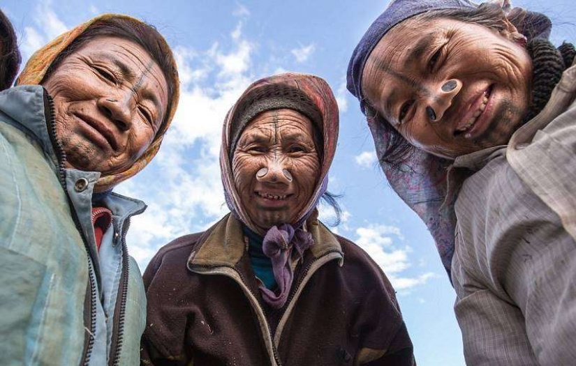 Increíble costumbres de la tribu, donde las mujeres tienen que usar tubos en su nariz