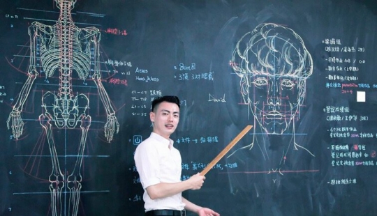 Increíble Taiwanés profesor dibuja en la pizarra para ilustrar las clases teóricas