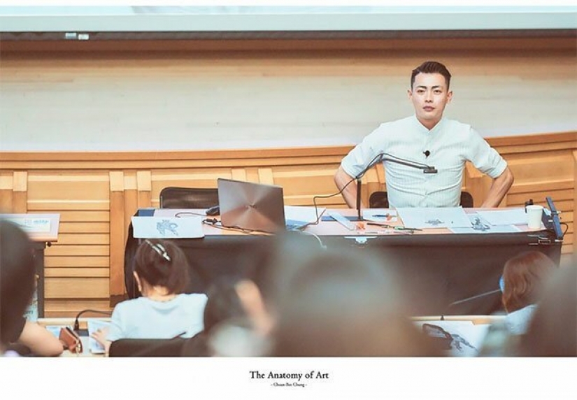 Increíble Taiwanés profesor dibuja en la pizarra para ilustrar las clases teóricas