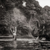 Increíbles retratos de los modelos de Asia y celebridades con animales salvajes