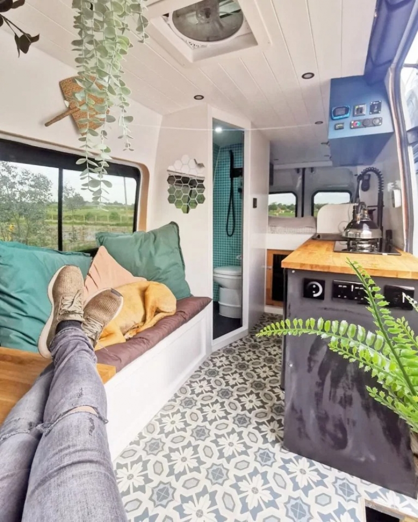 Incredible transformation: the couple from Britain turned the van into a cozy home on wheels
