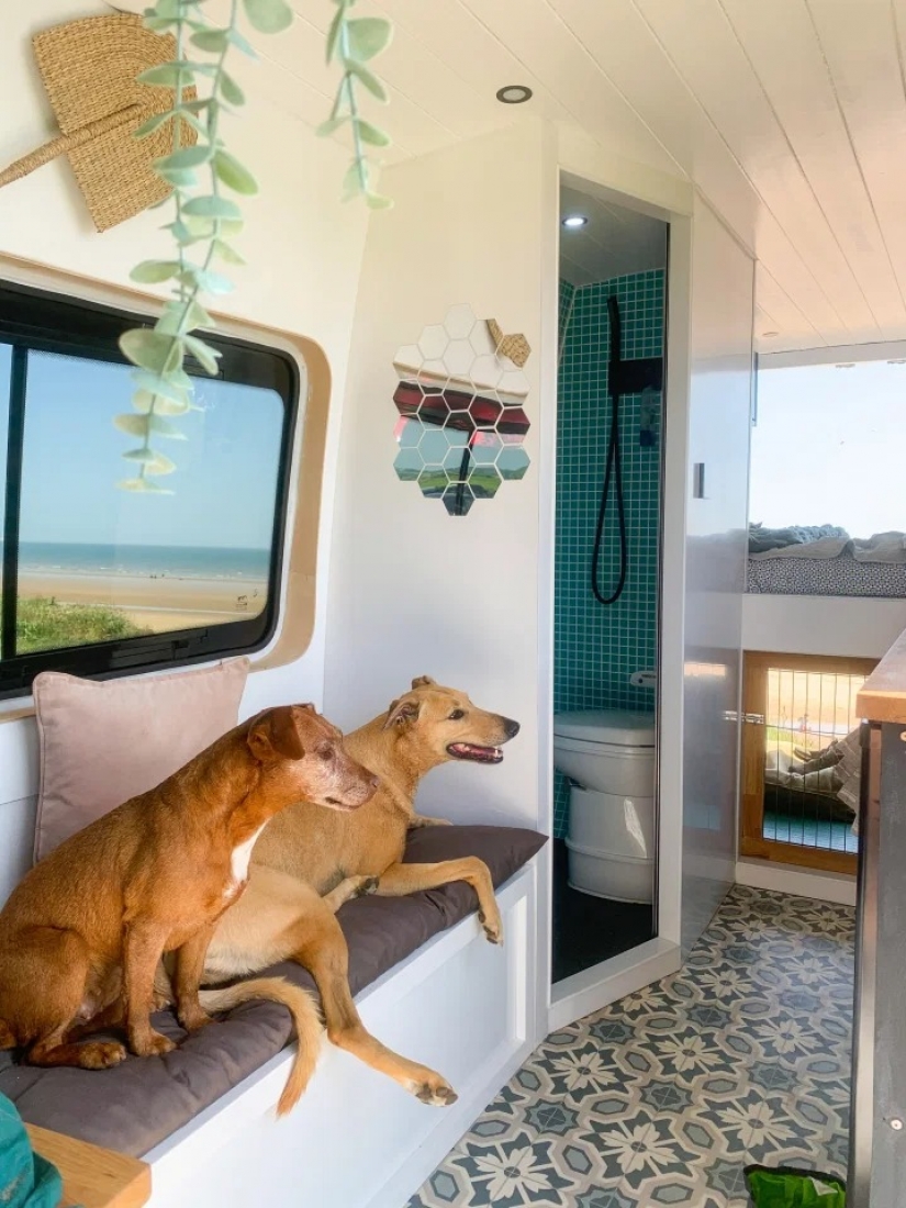Incredible transformation: the couple from Britain turned the van into a cozy home on wheels