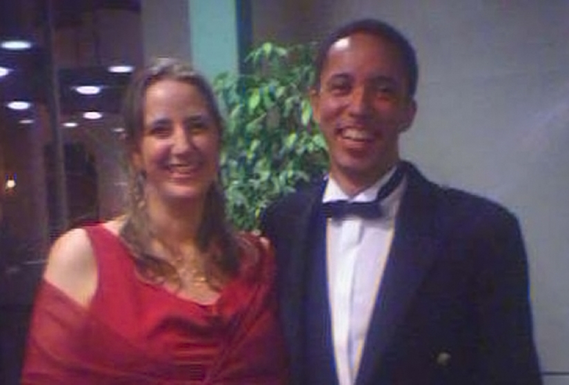 Ingeniosos gigolo años a seducir a las mujeres, haciéndose pasar por un agente de la CIA