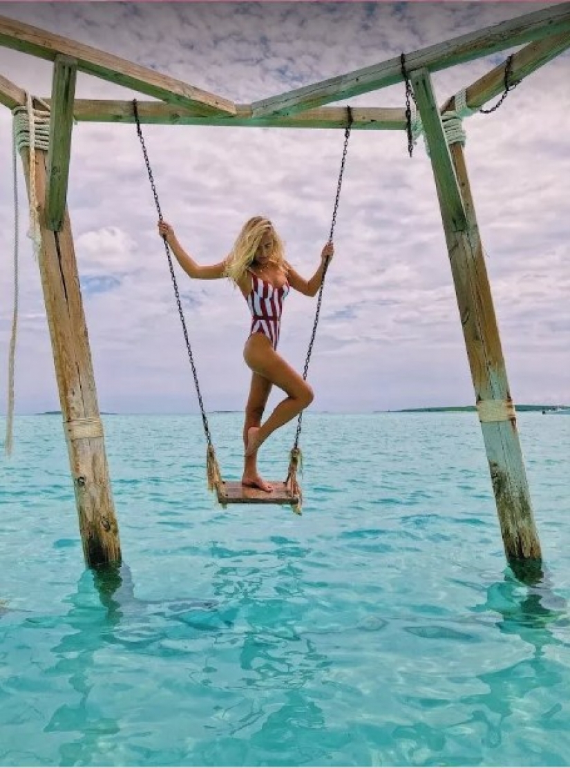 Instagram-la modelo subió en la piscina con los tiburones por el bien de los que le gusta y casi pierdo mi mano