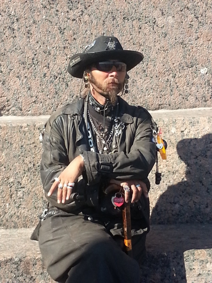 Intelligent crazy, or Strange fashion of St. Petersburg streets Intelligent crazy, or Strange fashion of St. Petersburg streets