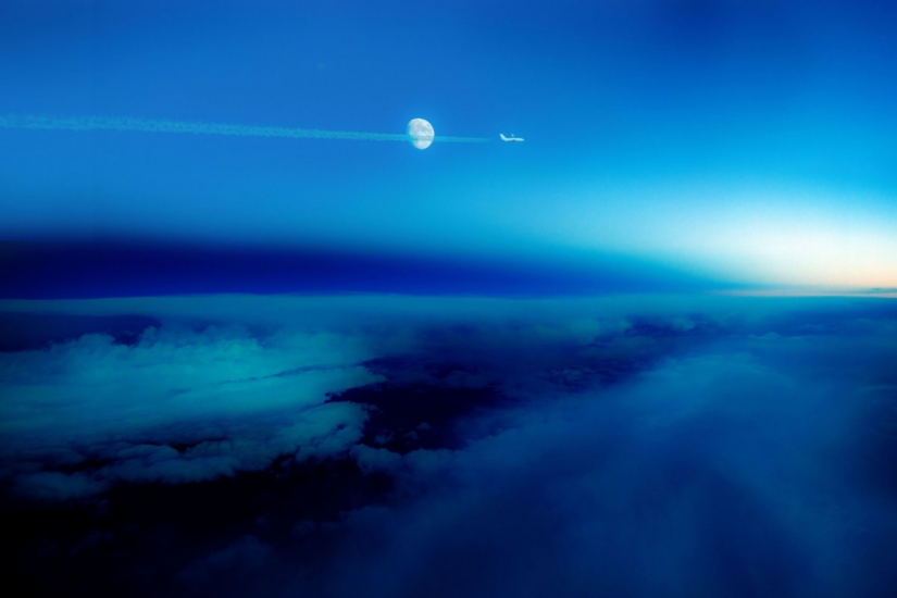 It turns out that the pilots of passenger Airliners — the best photographers