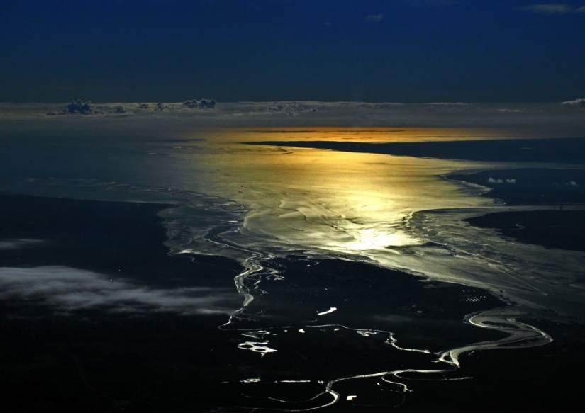 It turns out that the pilots of passenger Airliners — the best photographers