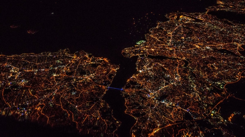 It turns out that the pilots of passenger Airliners — the best photographers