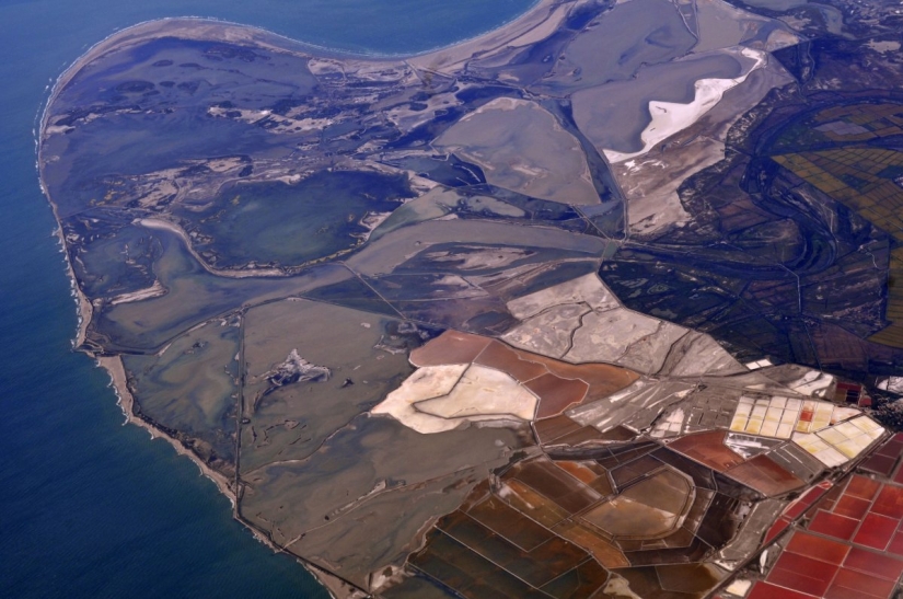 It turns out that the pilots of passenger Airliners — the best photographers