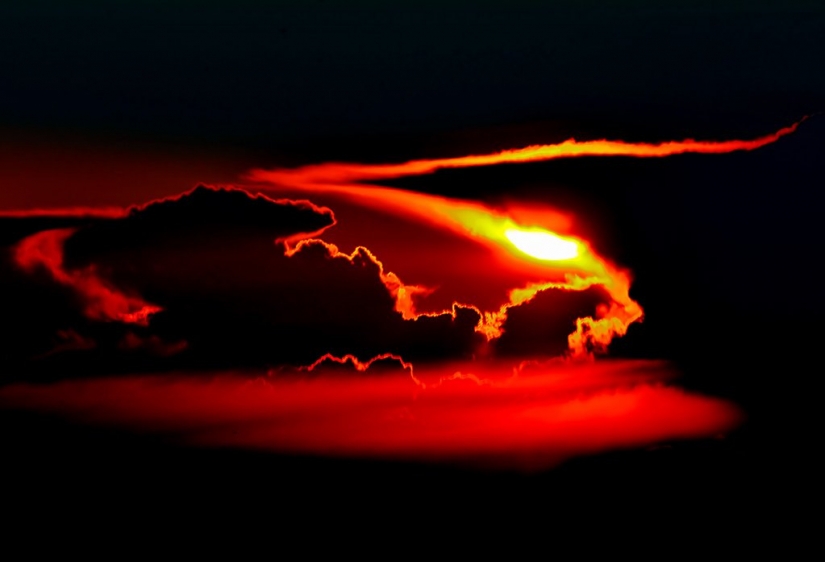 It turns out that the pilots of passenger Airliners — the best photographers