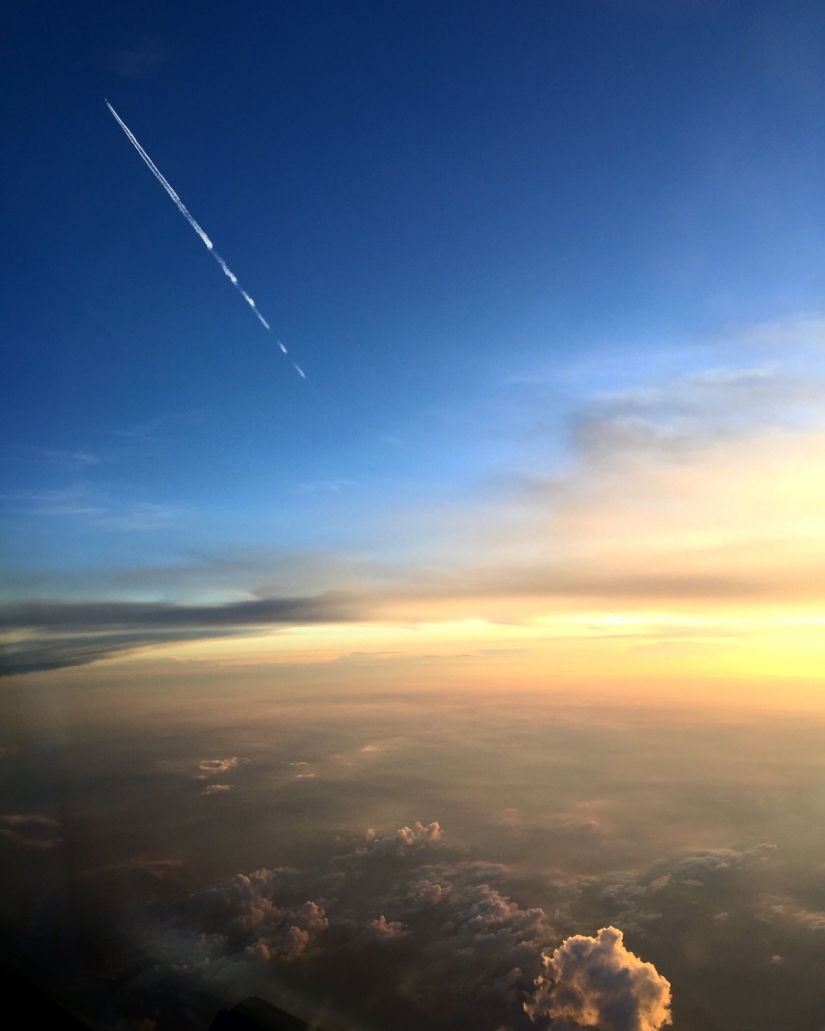 It turns out that the pilots of passenger Airliners — the best photographers