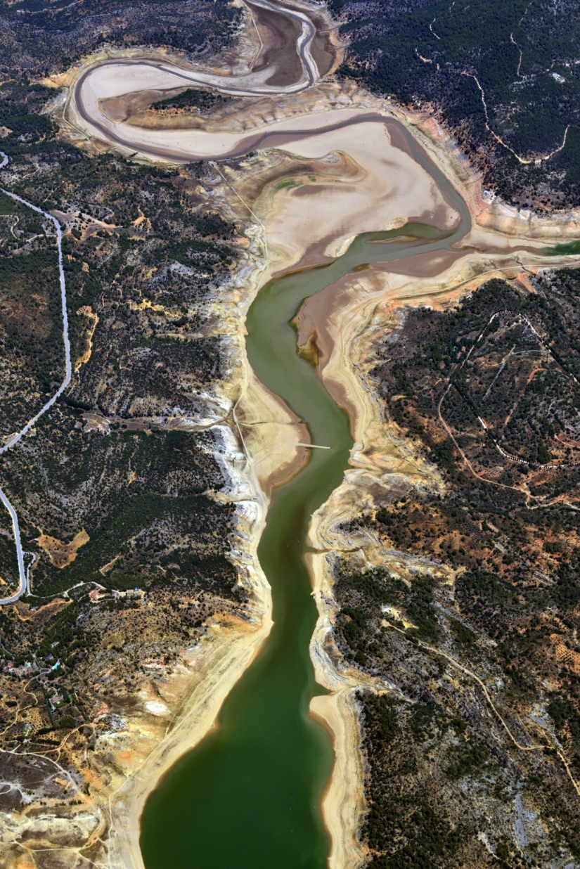 It turns out that the pilots of passenger Airliners — the best photographers