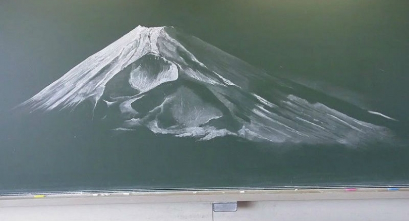 Japanese students create incredible beauty of the drawings on the school boards