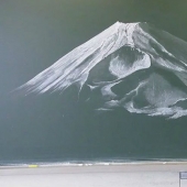 Japanese students create incredible beauty of the drawings on the school boards