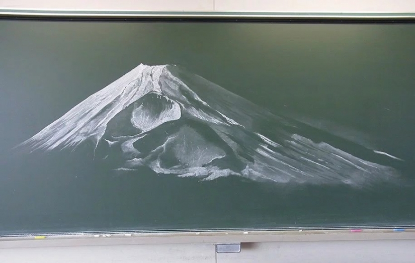 Japanese students create incredible beauty of the drawings on the school boards