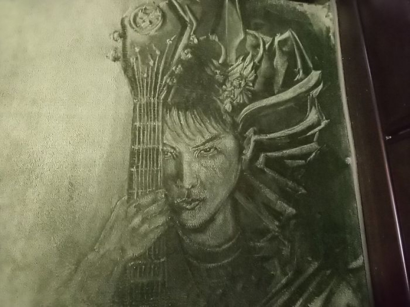 Japanese woman interested to vacuum just so, and she draws on the carpets of the picture Japanese woman interested to vacuum just so, and she draws on the carpets of the picture