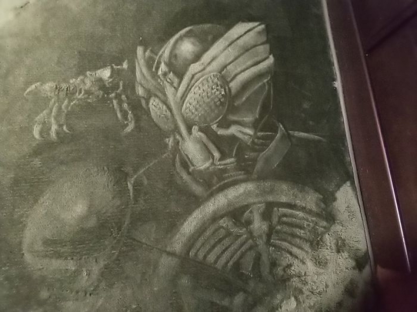 Japanese woman interested to vacuum just so, and she draws on the carpets of the picture Japanese woman interested to vacuum just so, and she draws on the carpets of the picture