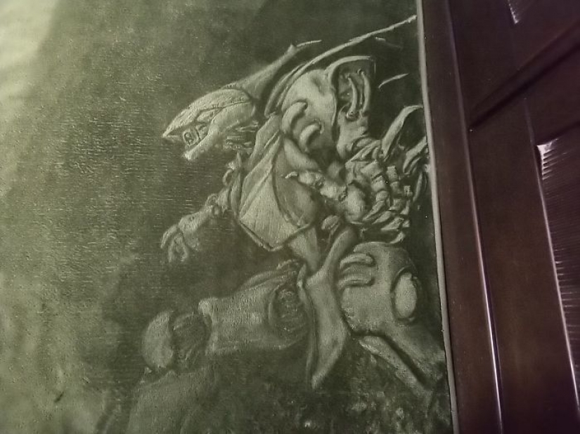 Japanese woman interested to vacuum just so, and she draws on the carpets of the picture Japanese woman interested to vacuum just so, and she draws on the carpets of the picture