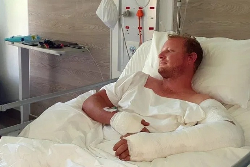 La batalla desigual: wild Explorer para sobrevivir al ataque de un león hambriento en Botswana