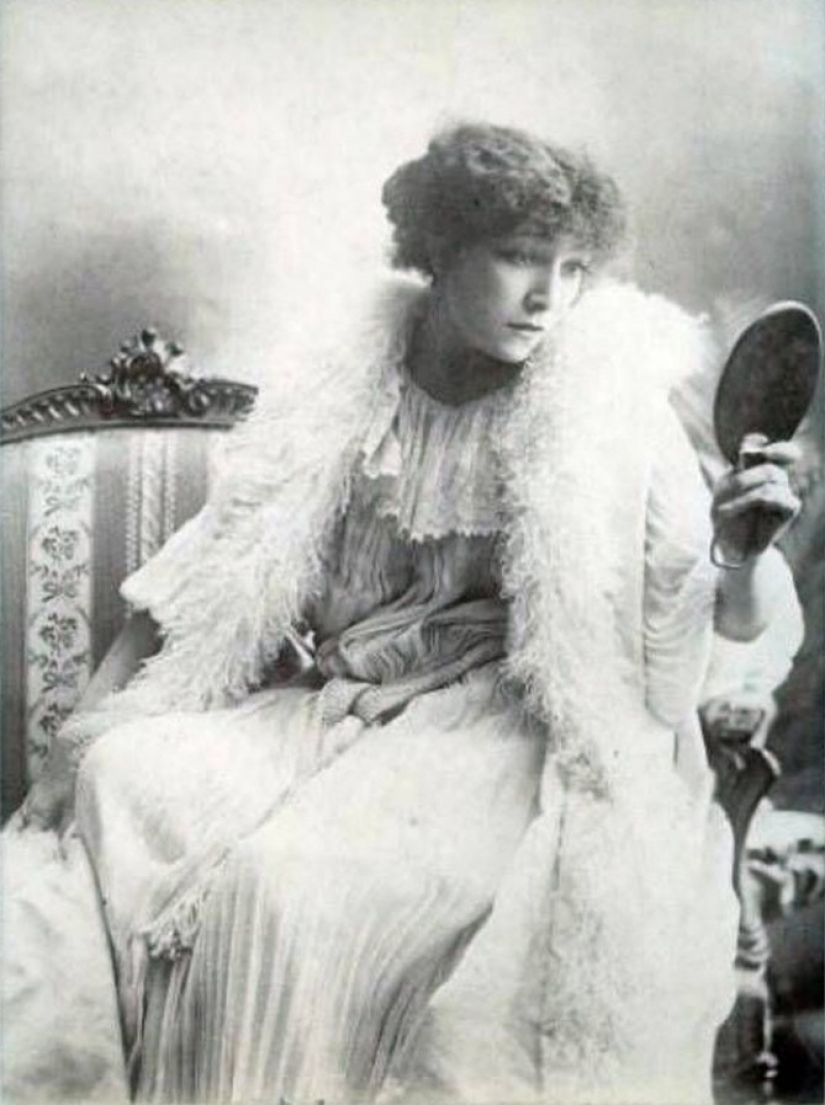 La divina Sarah: una maravillosa actriz, amaba tanto femenino y masculino funciones La divina Sarah: una maravillosa actriz, amaba tanto femenino y masculino funciones