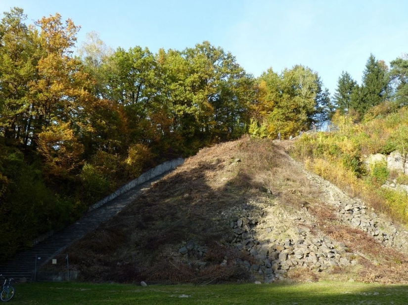 "La escalera de los muertos" en el campo de concentración Austriaco de Mauthausen "La escalera de los muertos" en el campo de concentración Austriaco de Mauthausen