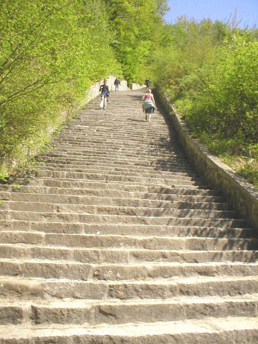 "La escalera de los muertos" en el campo de concentración Austriaco de Mauthausen "La escalera de los muertos" en el campo de concentración Austriaco de Mauthausen
