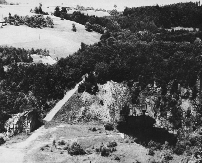 "La escalera de los muertos" en el campo de concentración Austriaco de Mauthausen "La escalera de los muertos" en el campo de concentración Austriaco de Mauthausen