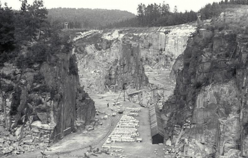 "La escalera de los muertos" en el campo de concentración Austriaco de Mauthausen "La escalera de los muertos" en el campo de concentración Austriaco de Mauthausen