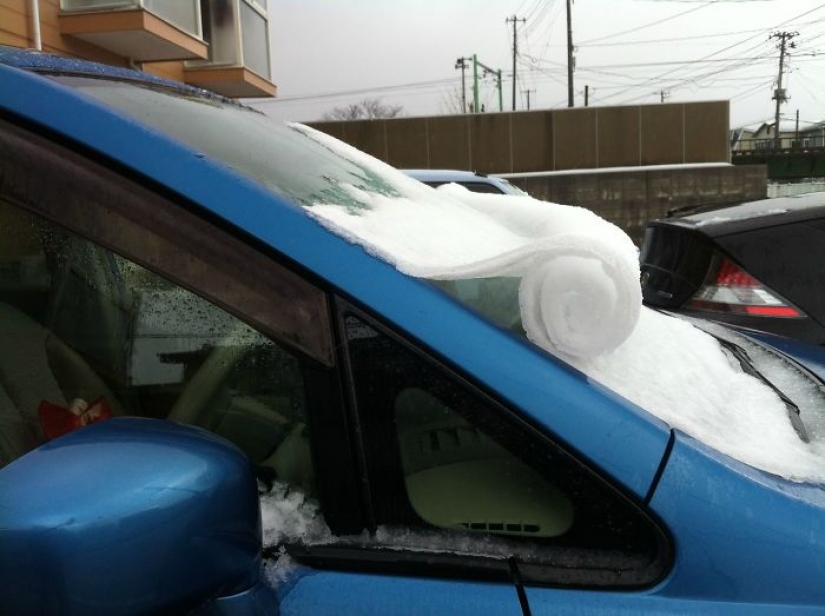 La escarcha se convierte el coche en el arte