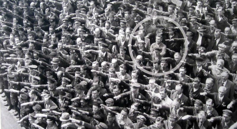 La historia Ago Landmesser — la persona en la foto, no levantó la mano en un saludo Nazi La historia Ago Landmesser — la persona en la foto, no levantó la mano en un saludo Nazi