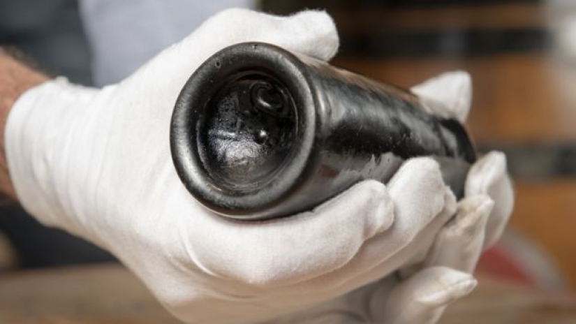 La más antigua de la cerveza de malto de gran Bretaña: un buzo dio en el Museo de 150 años de edad de la cerveza de la botella encontrada en la escena de un naufragio La más antigua de la cerveza de malto de gran Bretaña: un buzo dio en el Museo de 150 años de edad de la cerveza de la botella encontrada en la escena de un naufragio