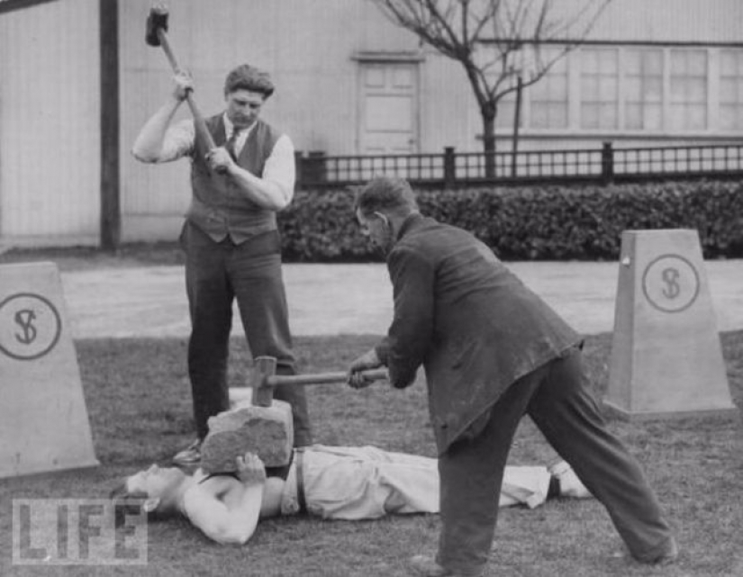 La muerte desafiando acrobacias locas en retrofuture La muerte desafiando acrobacias locas en retrofuture