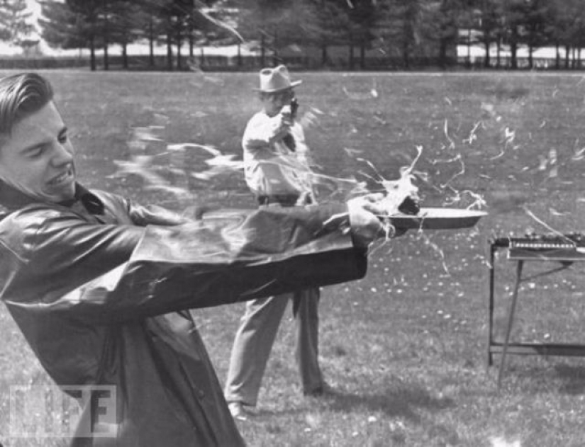 La muerte desafiando acrobacias locas en retrofuture La muerte desafiando acrobacias locas en retrofuture