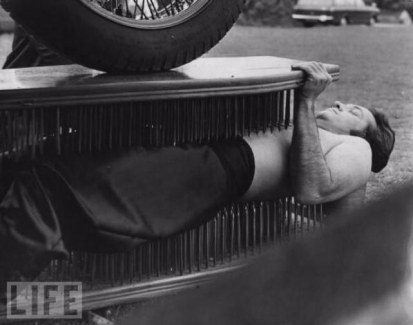 La muerte desafiando acrobacias locas en retrofuture La muerte desafiando acrobacias locas en retrofuture