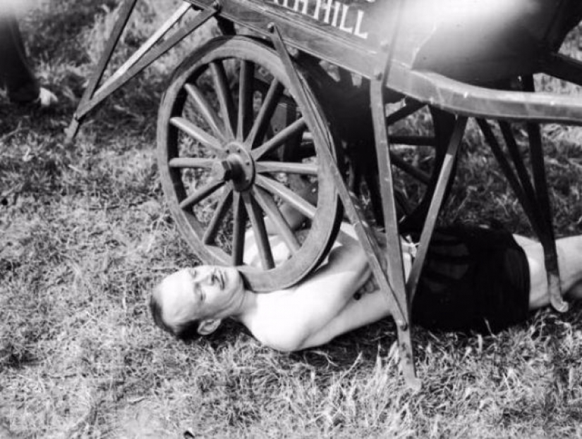 La muerte desafiando acrobacias locas en retrofuture La muerte desafiando acrobacias locas en retrofuture