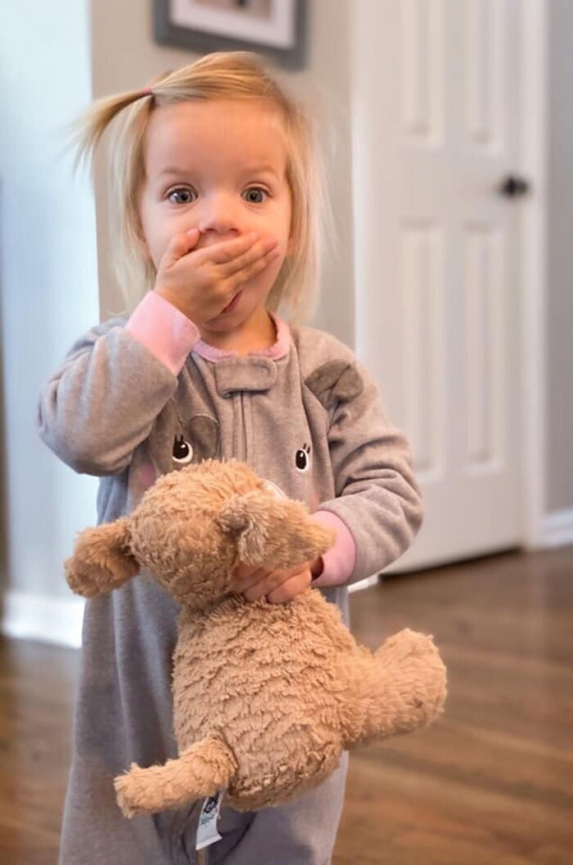 La niña había olvidado en el otro peluche, pero el personal se encargó de ello