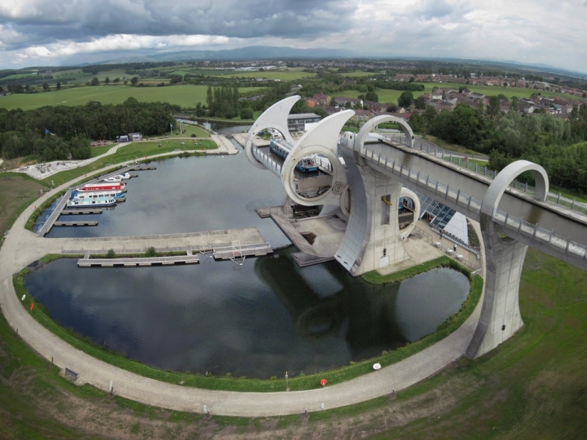 La rueda de Falkirk — una única rotación de la estructura, lo que plantea la totalidad de los buques